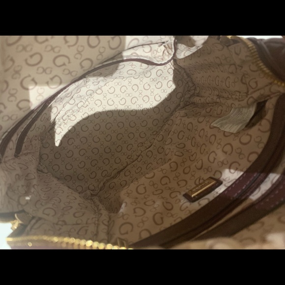 Guess Burgundy Colour Backpack Bag - Perfect for Travel - Picture 9 of 11